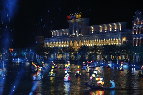 Đoàn thiếu nhi nước chủ nhà Việt Nam tham gia biểu diễn với hàng trăm diễn viên trên 2 chiếc thuyền chim hạc lớn và 20 chiếc thuyền cổ Hội An cùng 2.000 hoa đăng rực rỡ.